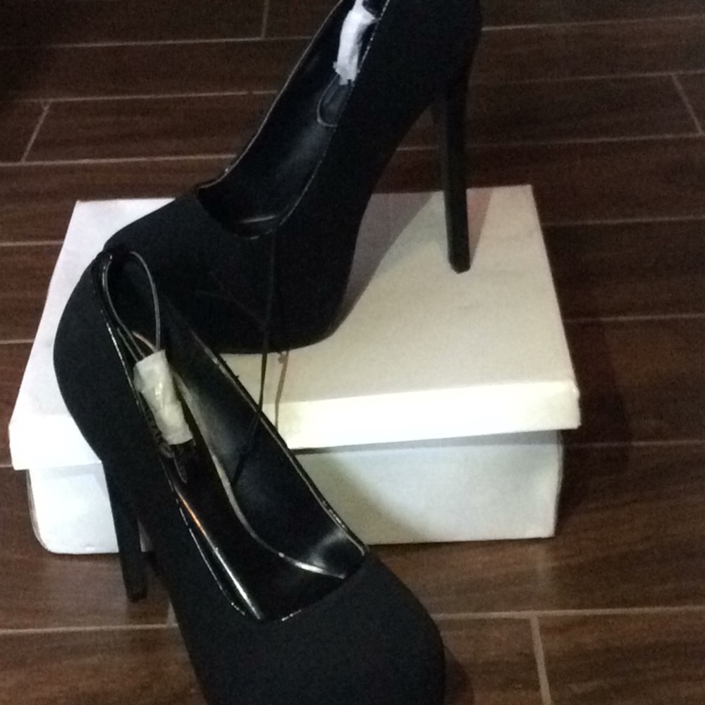 Black pumps